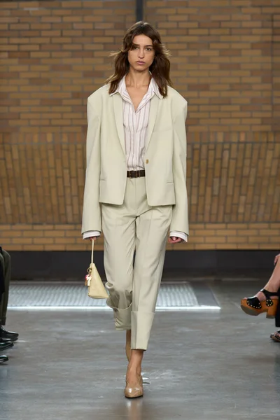 Look 16
